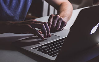 文件显示《生化危机4：重制版》曾删减了一个由阿什莉主演的开场章节